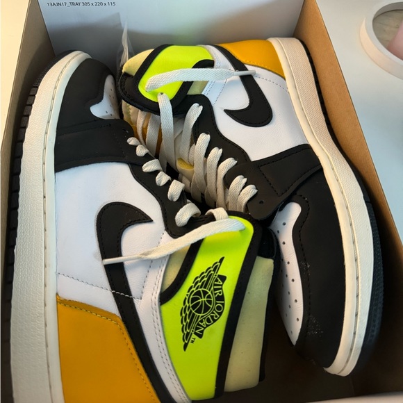 Jordan 1 Retro High. White black volt university gold. Size 9.5 men’s. - Picture 3 of 5